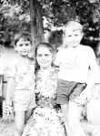 Наташа с братьями Сергеем и Сашей (1979 г.)