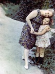 Наташа с мамой в парке (1969 г.)